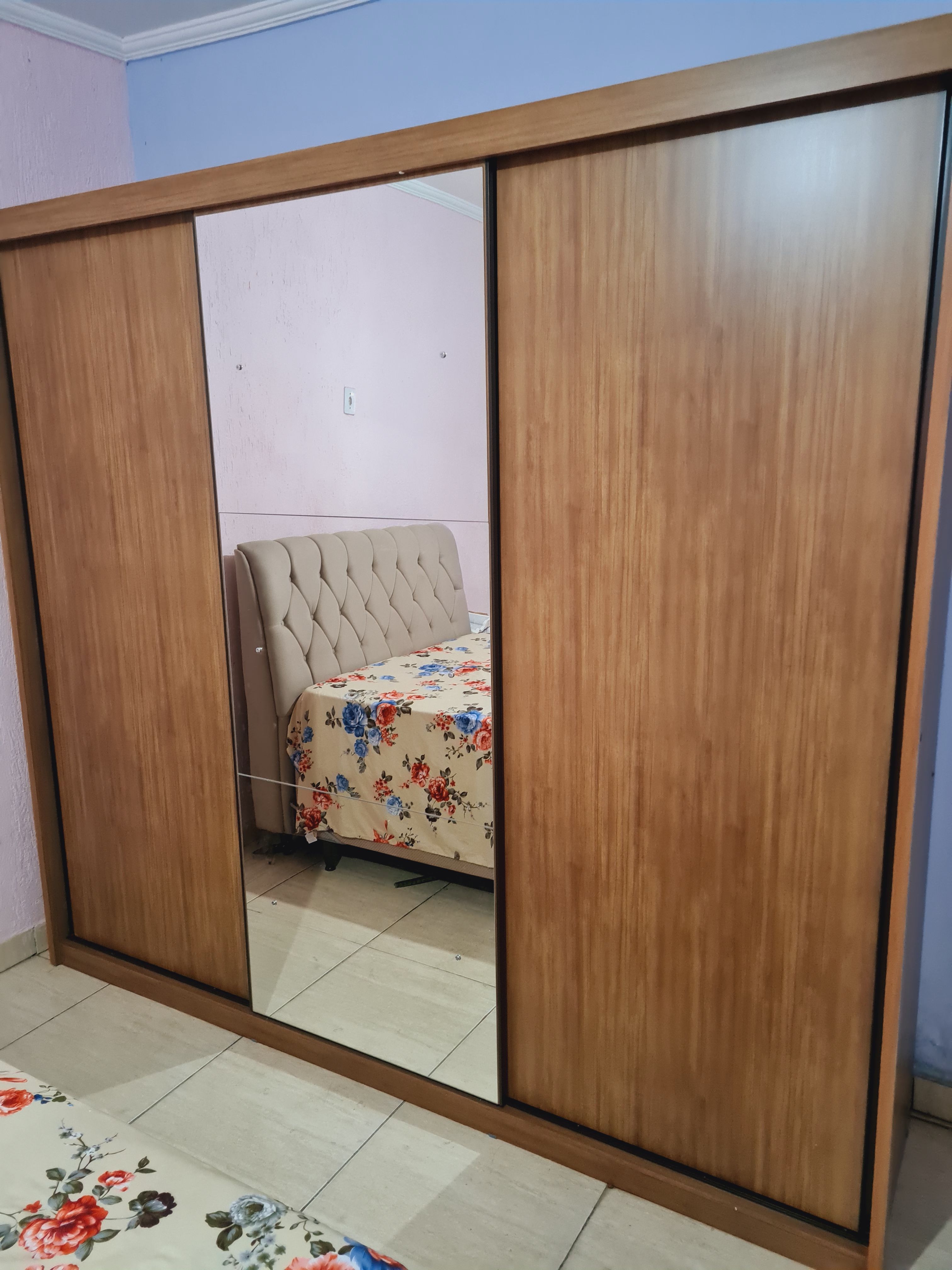 Montador de móveis em Itaquera realizando montagem de guarda-roupa em apartamento na Zona Leste de São Paulo.