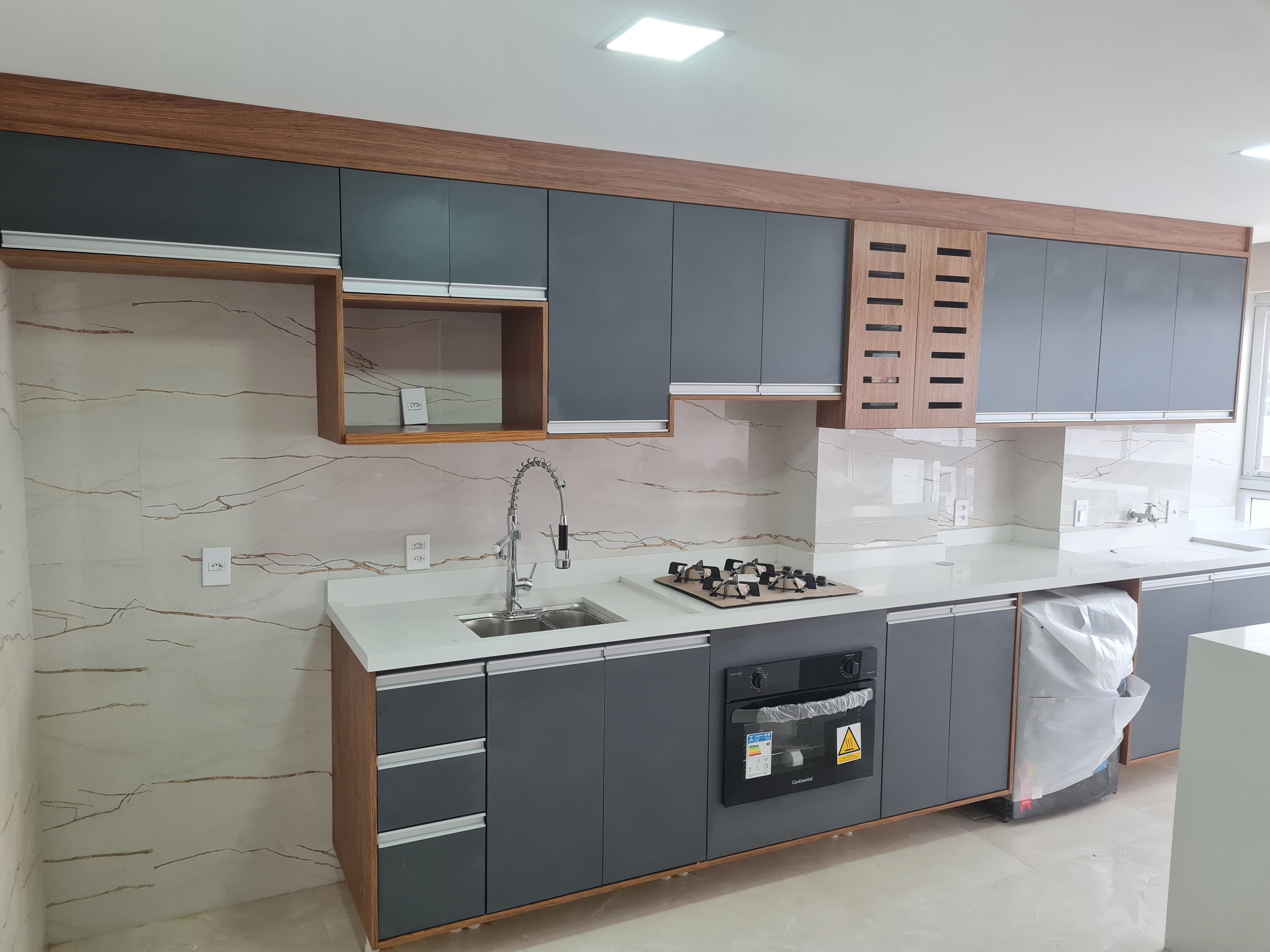 Montador de móveis em Itaquera montando cozinha modulada em residência na Zona Leste de São Paulo.