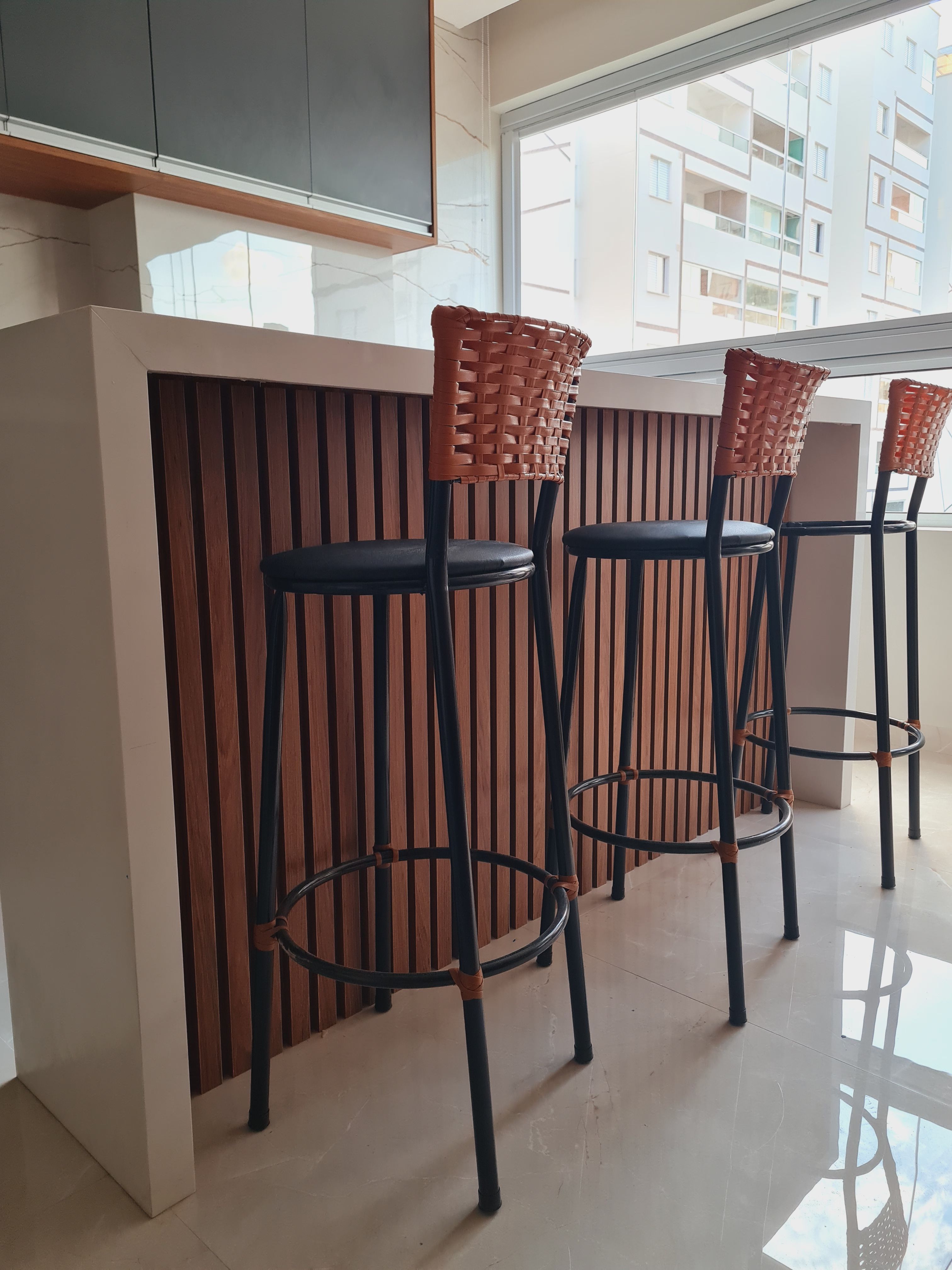 Montador de móveis Itaquera montando mesa de jantar em casa recém-mudada na Zona Leste de São Paulo.