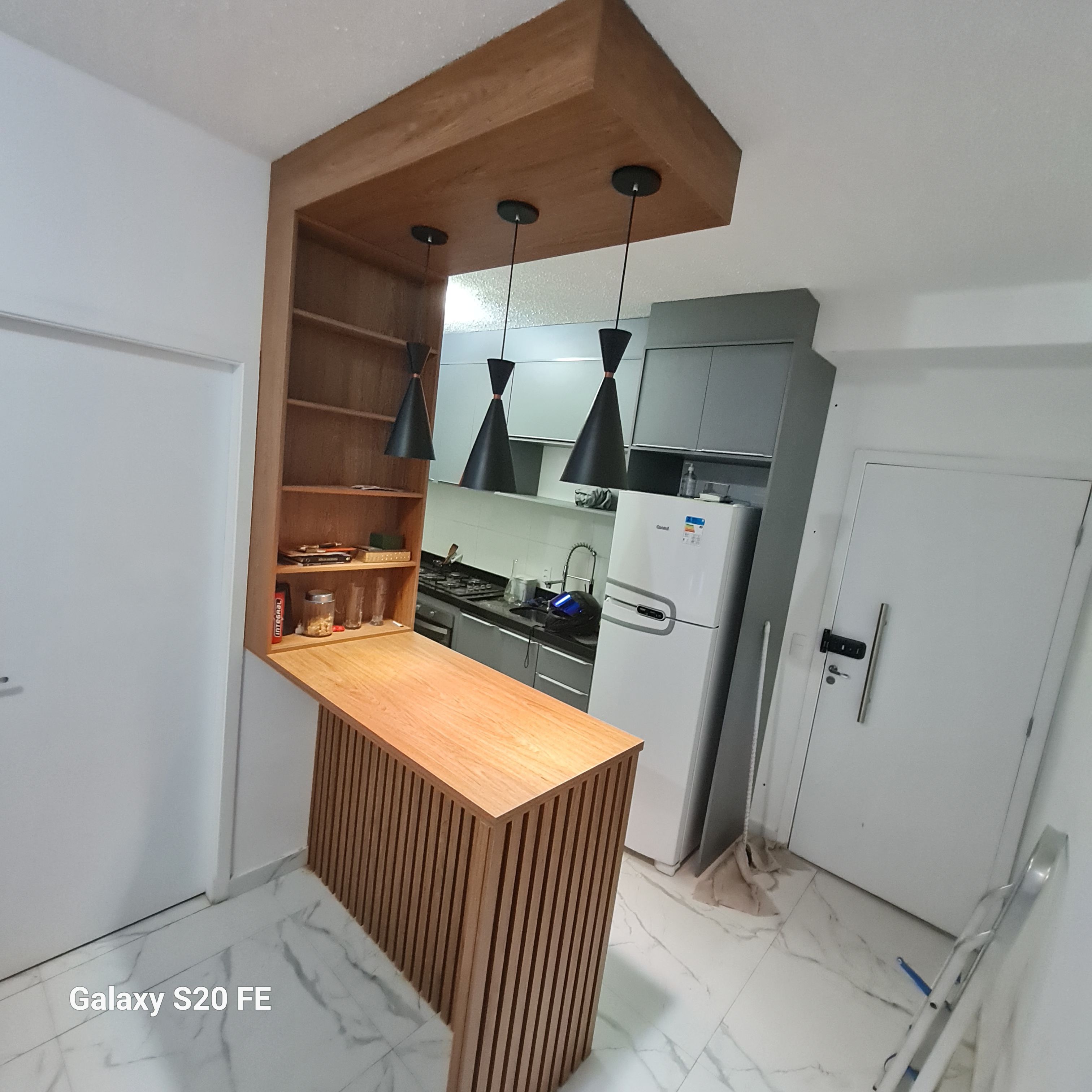 Montador de móveis em Itaquera instalando bancada de cozinha com armário na Zona Leste de São Paulo.