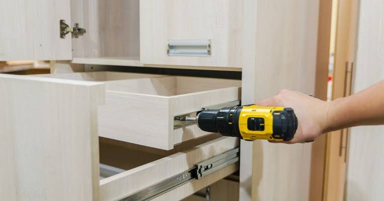 Montador parafusando corrediças 